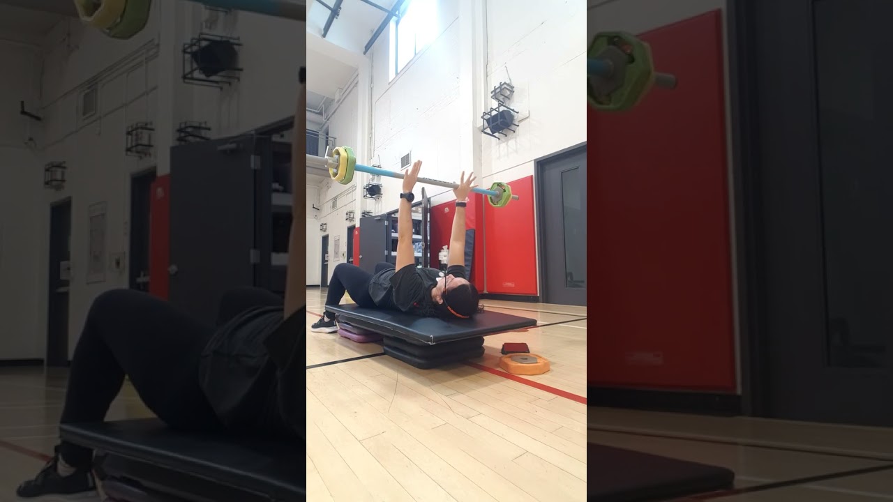 Tere Paredes. Chest exercise routine with weight.