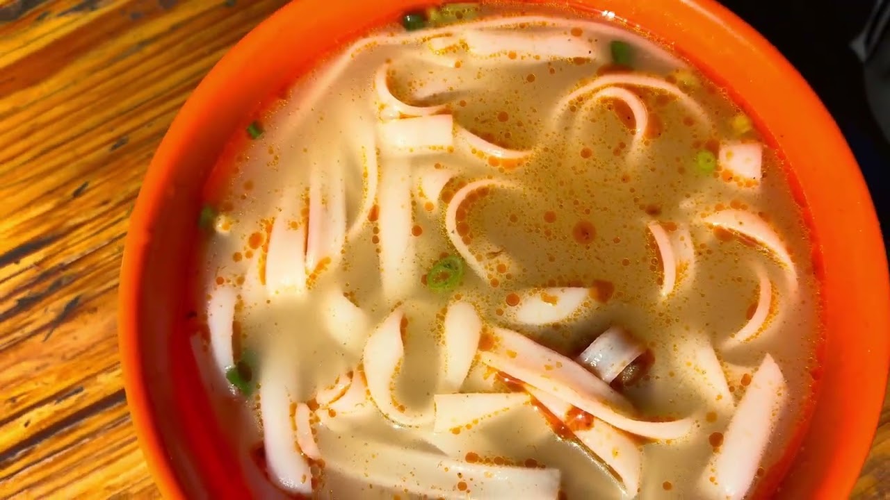 【4K｜街頭美食探店 #42】廣州西華路西村富記出品魚蛋河粉，魚皮香脆且香，湯清甜、粉夠滑、魚蛋夠彈，11人民幣價格無敵