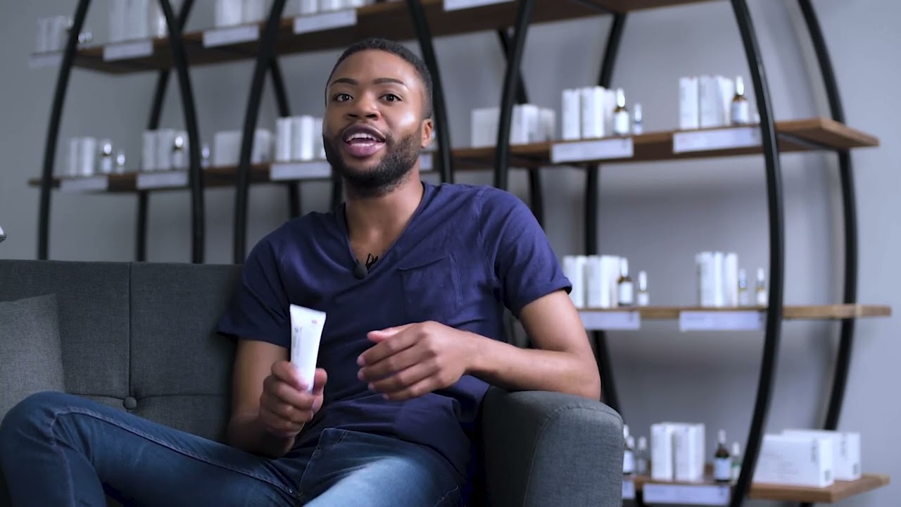 SKIN functional discusses the difference between mineral sunscreen and chemical sunscreen.