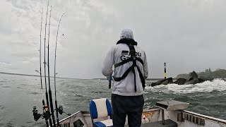 Drifting breakwalls using livebaits! 