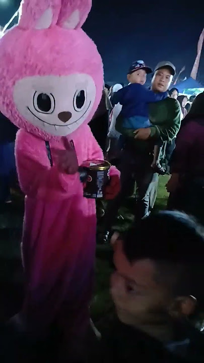 bermain bersama labubu ...