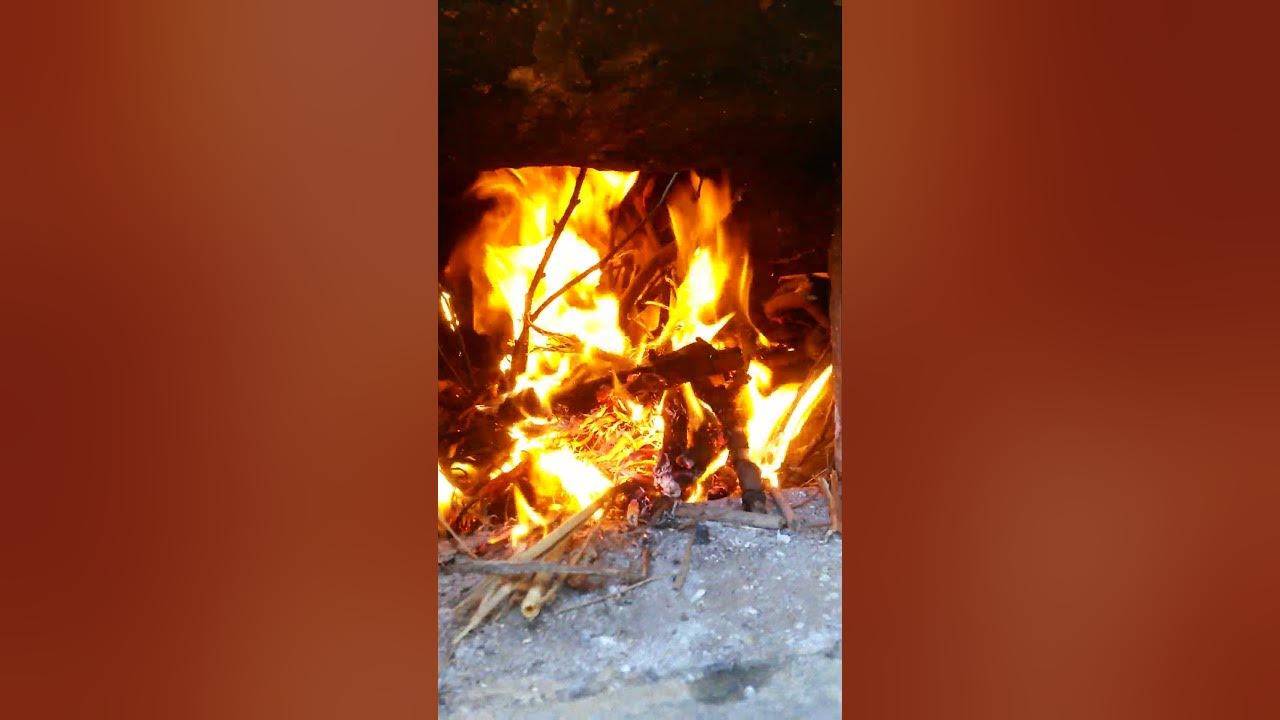 Запалил Огонь в наружной Печи 28 Апреля - травяная ветошь уже догорает ...