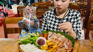 Monkey Diana and her mother went to enjoy famous Vietnamese street food