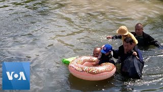 Migrant Families Swim Across Rio Grande | VOA News