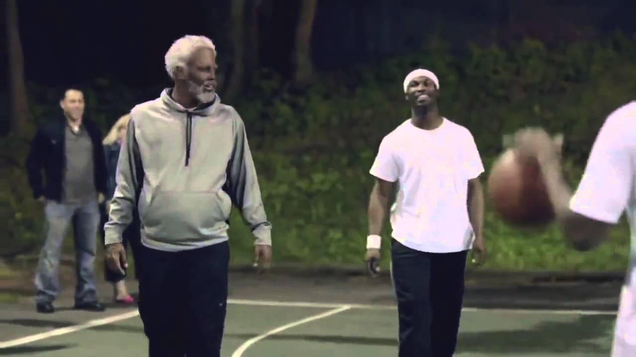 HD:Игрок NBA играет в баскетбол под видом старика.(Часть 1)