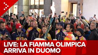 LIVE Milano, la fiamma olimpica verso Piazza Duomo. Contestazioni in via Sforza: diretta video
