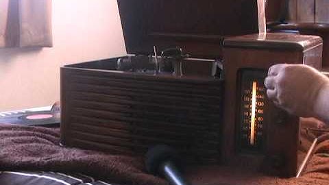 1948 Philco AM radio with phonograph demo