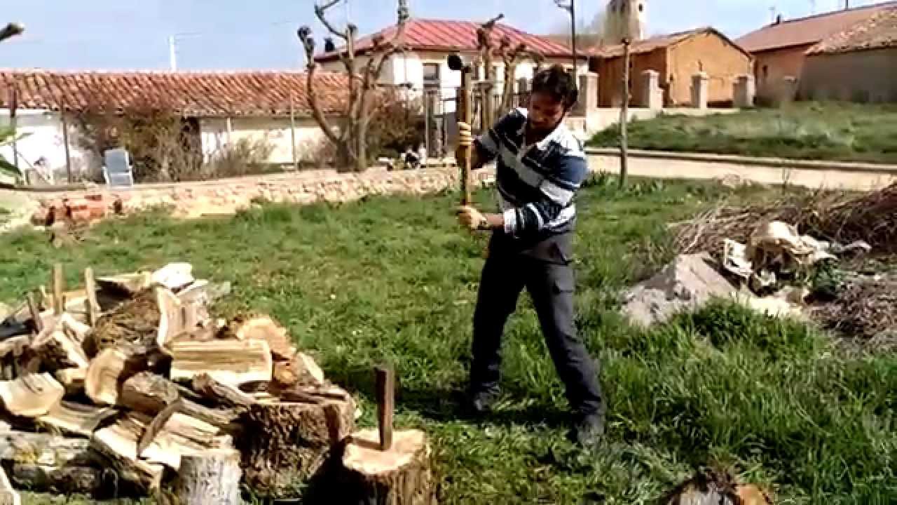 HOW TO Crack Cut Wood Logs with wood wedges and a 6-kilo club