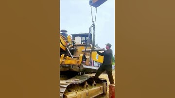 The process of installing an excavator = Good tools can improve efficiency.