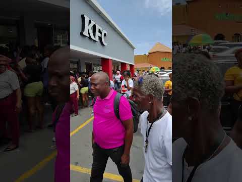 A RAT CAME FOR FREE KFC IN JAMAICA #jamaica #jamaicawalkby #kfc #viral #shorts #travel #funny