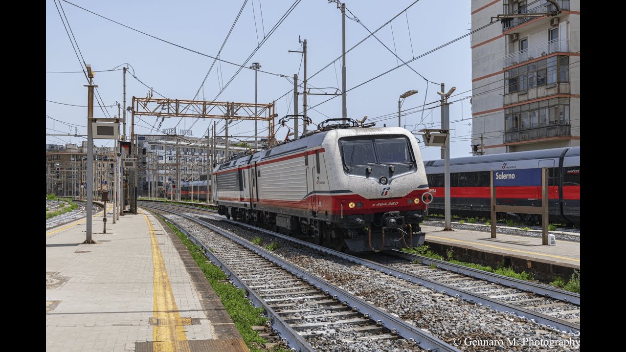 Doppia di E464 nuova livrea in transito a Salerno