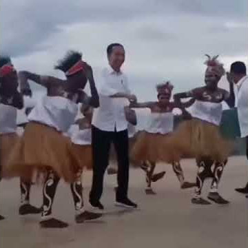 story wa presiden jokowi joget bareng masyarakat papua