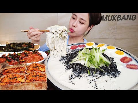 SUB) 꼬소하고 달콤한 콩국수 매콤한 전병까지 여름엔 콩국수지 🤍 먹방 <strong>COLD</strong> BEAN SOUP NOODLES KIMCHI CREPE <strong>REAL</strong> SOUND ASMR MUKBANG