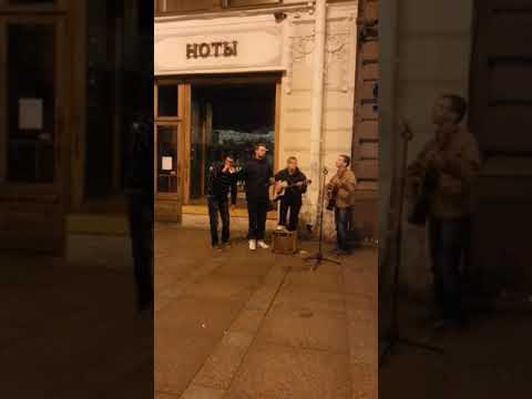 Смотреть клип Уличный музыкант исполняет фанк онлайн бесплатно в качестве Смотреть клип Уличный музыкант исполняет фанк онлайн бесплатно в качестве