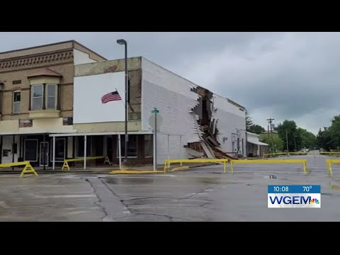 Building falling apart in Memphis, Missouri
