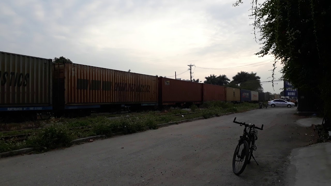[Video cuối cùng của năm] D13E 719 kéo tàu hàng Container+ 3 xe dầu qua ...