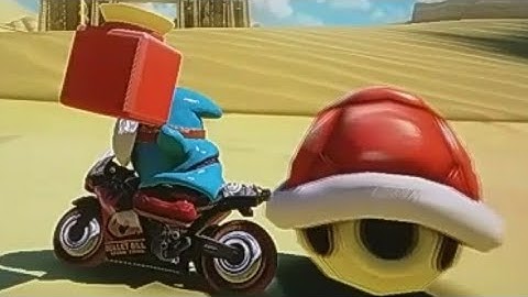 Mario Kart 8: HOW did this red shell not hit me??