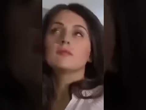رجل يمسك بزاز