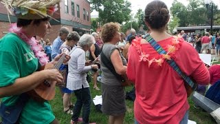 Video-Miniaturansicht von „Ukulele Flash Mob! Brattleboro, VT, Aug. 2016“