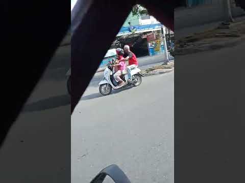 viral!!!! kakek dan nenek nyusuin cucu nya di atas sepeda motor yg sedang berjalan#vidioviral#shorts