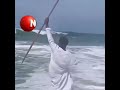 Pastor africano tenta abrir o mar como Moisés, mas o inesperado acontece.