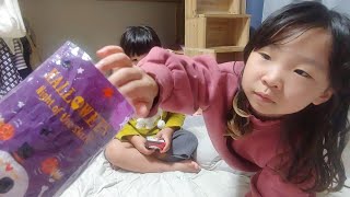 단거자매 사탕젤리초콜렛 듬뿍받았어요. 엄마가 준비못한 할로윈 캔디 사탕 젤리~candy lollipop screenshot 3