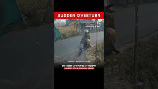 Auto-Rickshaw Overturns on NH-55 While Saving Scooter Rider | IBN #shorts #ytshorts #viralvideo