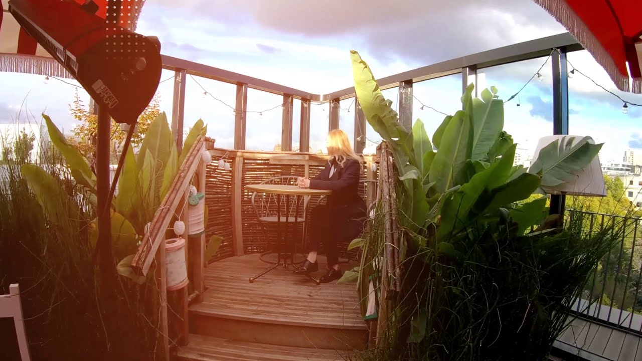 Ресторан на крыше в Париже.