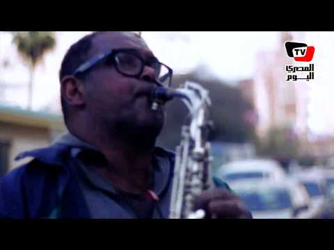 Saxophone man takes to Cairo streets