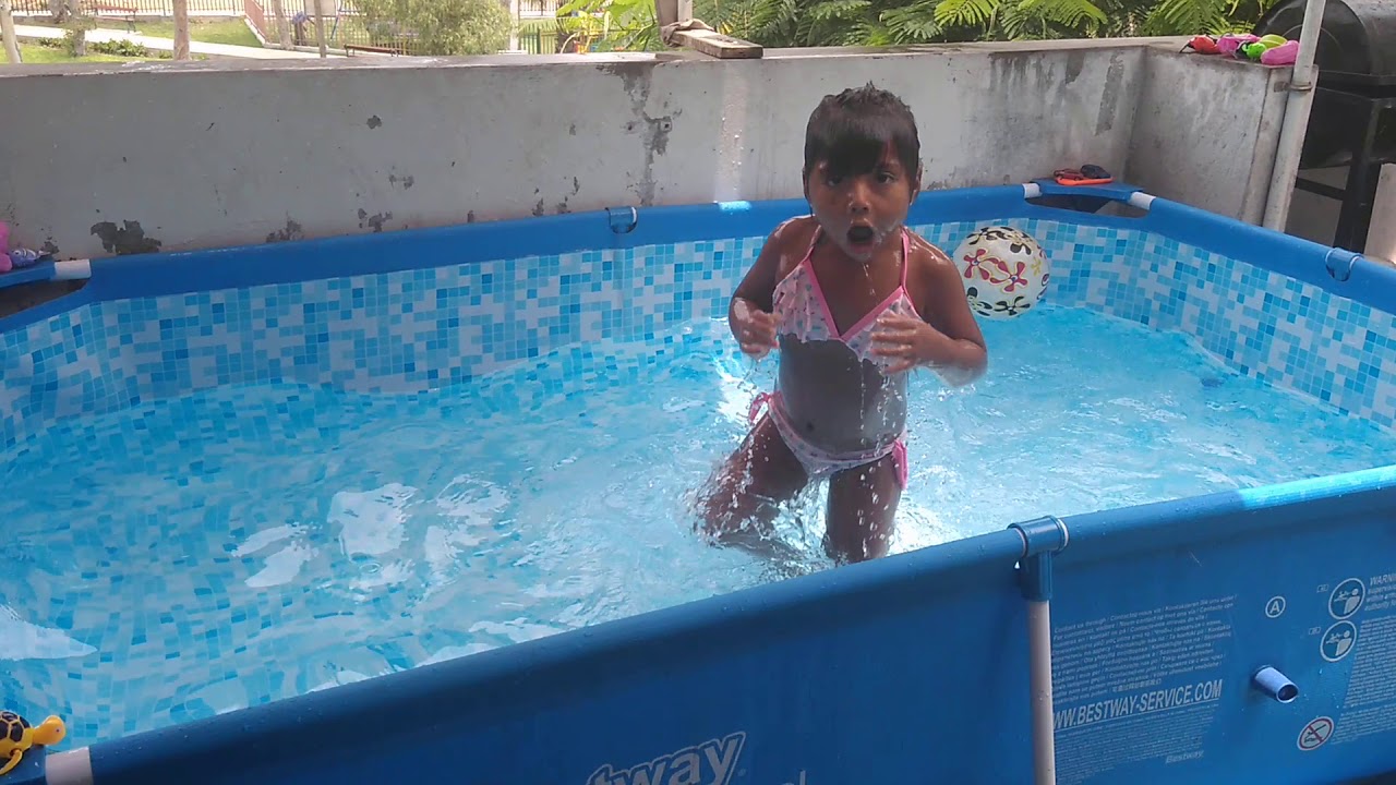 Karessi en la piscina - YouTube