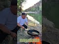 川辺で魚を焼く男：火と水のバランスが生む味わいの奇跡
