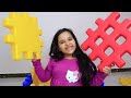 شفا تلعب بالمكعبات تلعب الغميضة مع ماما 