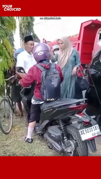 seorang pengendara motor ditertawakan semua orang padahal ada di jalur yang benar