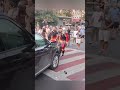 Protestuesit të ndarë! Një grup bllokoi rrugët e Tiranës, rrethoi e sulmoi një makinë!
