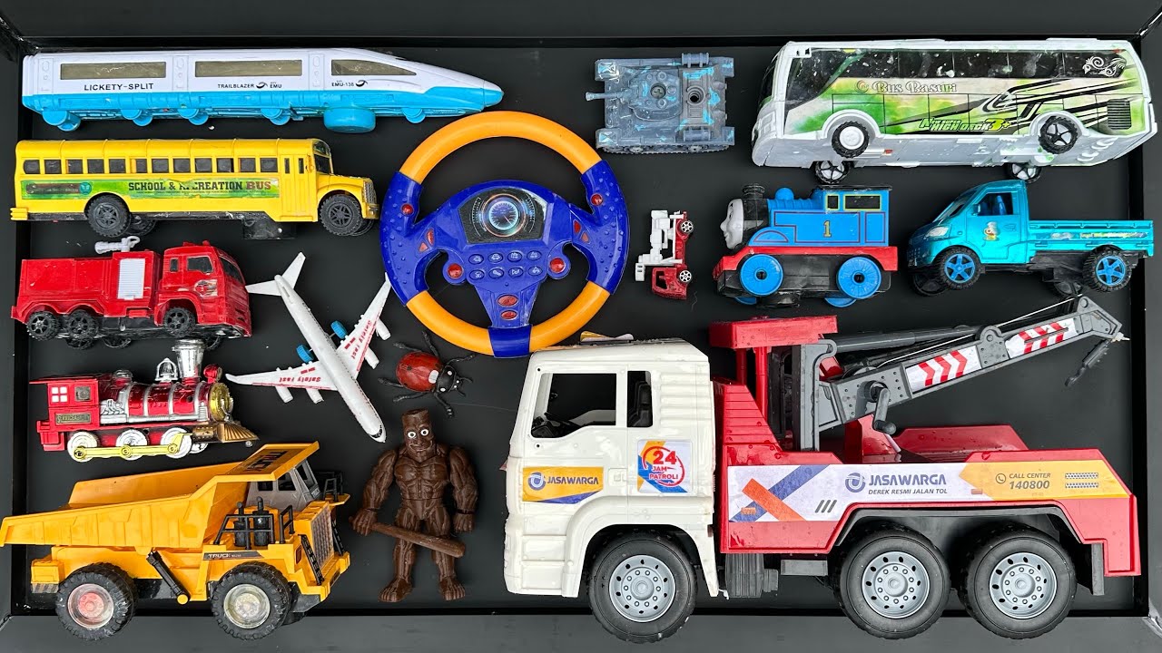 Menemukan mobil mobilan, mobil damkar, truk derek, bus sekolah, pesawat & anomali 