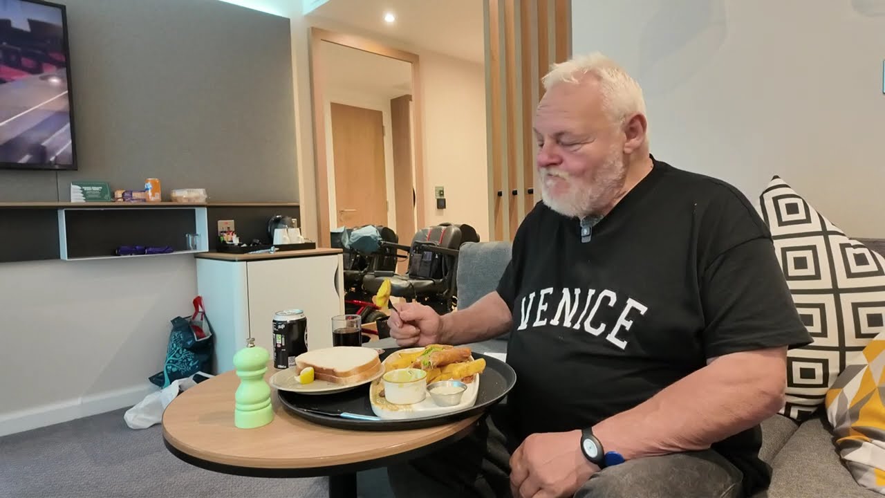 Обзор отеля Holiday Inn, женоненавистнический Дерек и Клайв читают рэп и гуляют в «NOT FREE» Ligh...