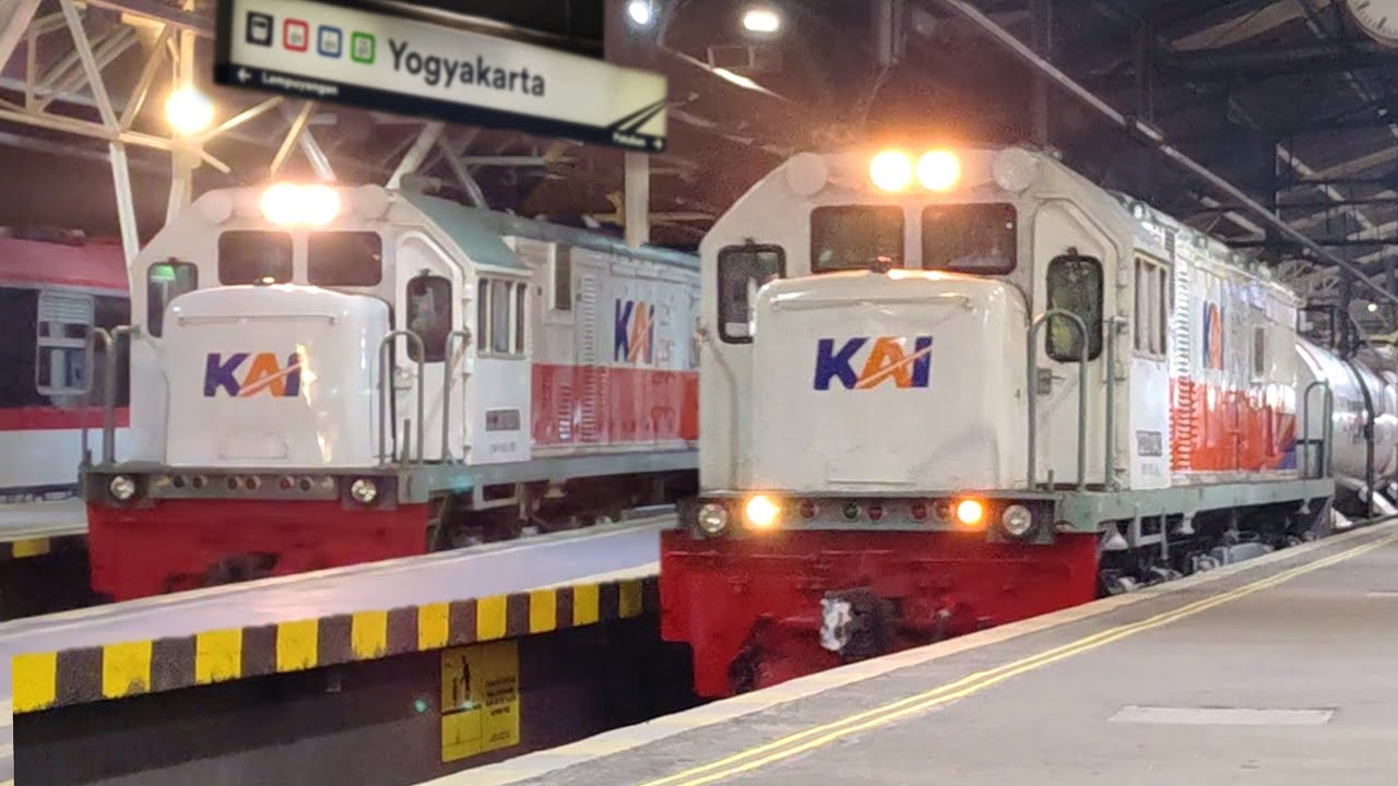 PASUKAN KERETA API MALAM PADATI STASIUN TERSIBUK YOGYAKARTA : Lokomotif Livery Spesial Kereta Elit !