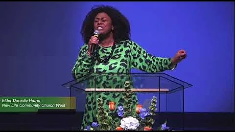 Elder Danielle Harris prays at the 2021 Baptist Mi...