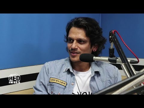 "RANVEER SINGH BOHOT KISS KARTA HAI" Reveals Moeen Bhai AKA Vijay Verma | Gully Boy | RJ Abhimanyu