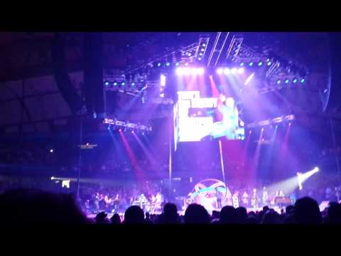 Garth Brooks with Trisha Yearwood World Tour Chicago 12 People Loving People