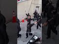 أعضاء فرقة  يتجهون نحو المسرح  