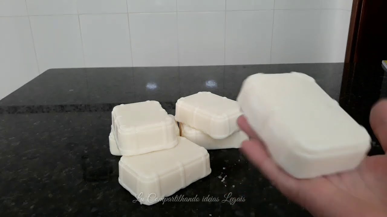 O MELHOR  SABÃO TIRA MANCHAS EM  BARRA SEM SODA  QUE EXISTE  BRANQUINHO E SUPER DURO ( MUITO FÁCIL