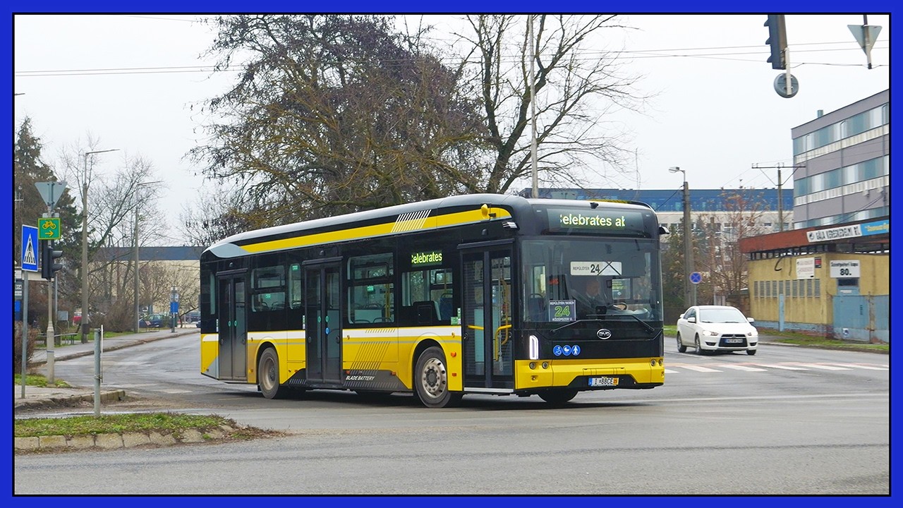 BYD B12 tesztbusz forgalomban Miskolcon az MVK-nál