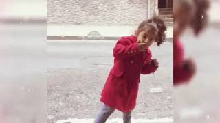 Nasil Poz Veri̇li̇r. Eli̇sadan Pozla İlgi̇li̇ Ti̇yolar. Komik Bebek Ları