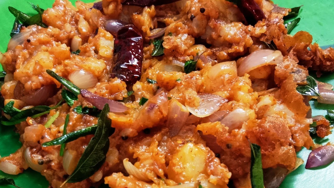 Yigitlar qizni u bilan jinsiy aloqa qilishga kondiradi. Porno tomosha.