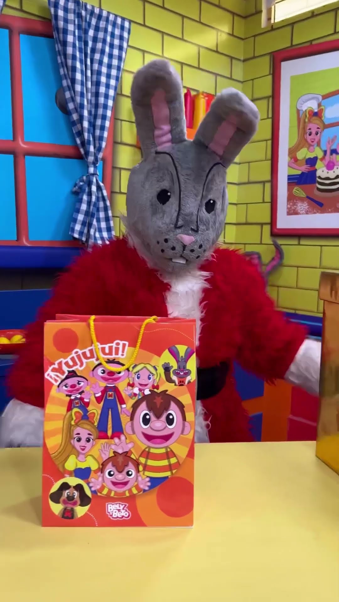 Envuelve regalos con el Conejo Mala Pata ? #belyybeto #youtubekids #navidad