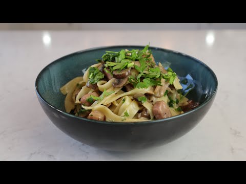 Wideo: Jak Gotować Spaghetti Z Pieczarkami I Szynką