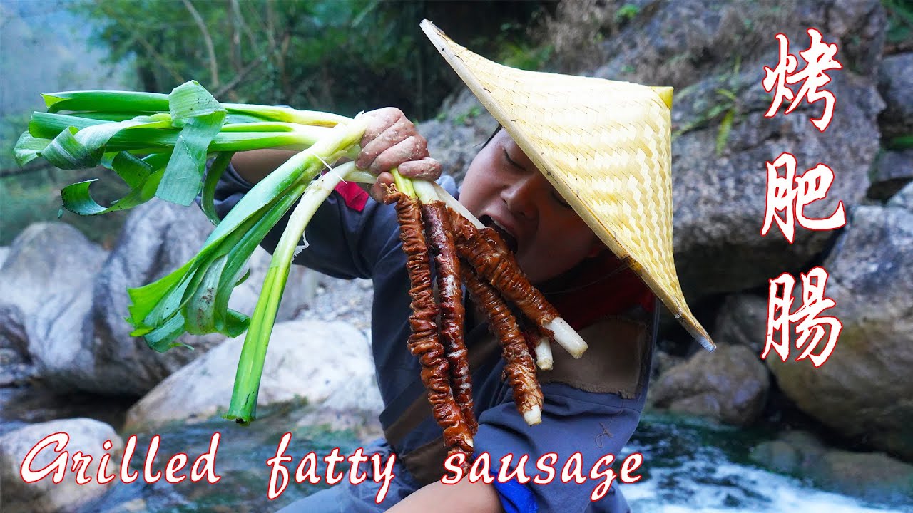 【Shyo video】肥腸這樣吃才爽，先放鍋裡鹵再串上大蔥一起烤，香辣入味，看餓了