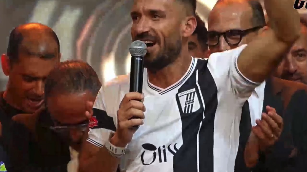 لحضة دخول علي معلول في حفل تقديم المنتدبين للصفاقسي التونسي