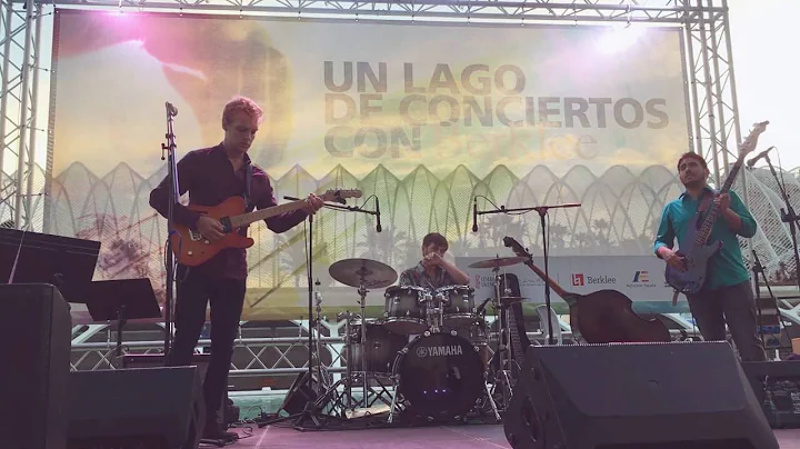 "Cedar" by Nick Petty performed at Un Lago De Conc...